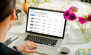 Person som sammenligner sine lister